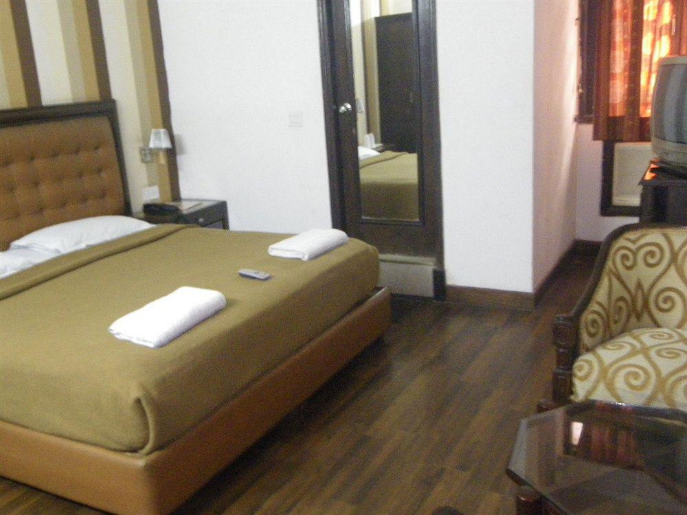 דלהי Hotel Metro Continental מראה חיצוני תמונה
